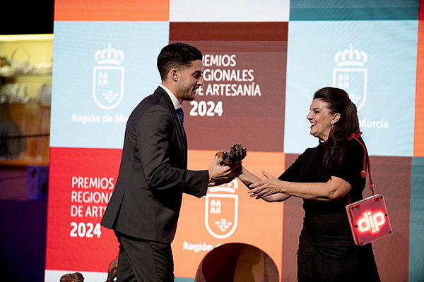 Foto recepción premio artesanía